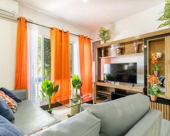 Unit 1 Palazzo Rickets Drive Runaway Bay - Runaway Bay - Living room