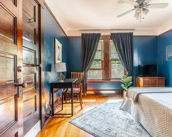Charming Room in Historic BnB with Parking - Rm 5 - Seattle - Bedroom