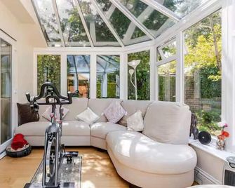 Leafy Suburban Bed And Breakfast - Rickmansworth