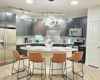 2BR Modern 2mi to Six Flags, La Cantera & Dining - San Antonio - Kitchen