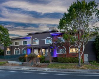 Holiday Inn Express & Suites Mountain View Silicon Valley By IHG - Mountain View - Building