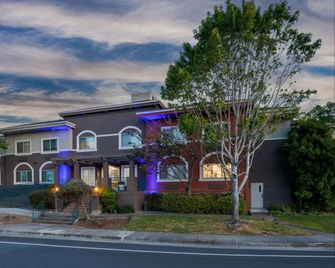 Holiday Inn Express & Suites Mountain View Silicon Valley By IHG - Mountain View - Building