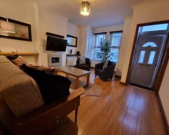 The Black & White House - Rochester - Living room