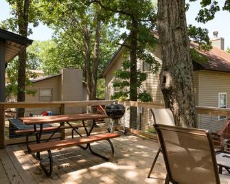 Firefly Cottage 2 Bedroom Cabin by RedAwning - Kimberling City - Patio