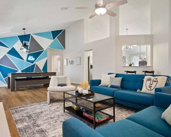 Fun and Stylish Stay with Pool Table and Fire Pit! - Round Rock - Sala de estar