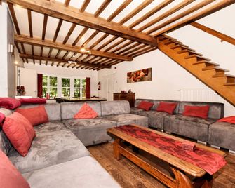 Holiday Home in Rendeux with Terrace - Rendeux - Wohnzimmer