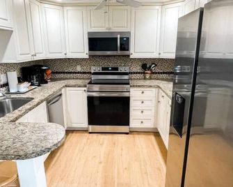 Just steps to Duval- Sleeps 10- Heated Pool House - Key West - Kitchen