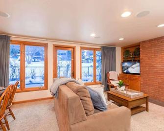 Comfort & Location - 2 Br, 2ba - Steps To Town - Aspen - Living room