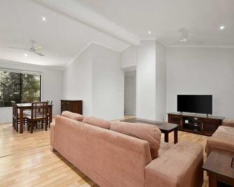 emerald green village - Emerald - Living room