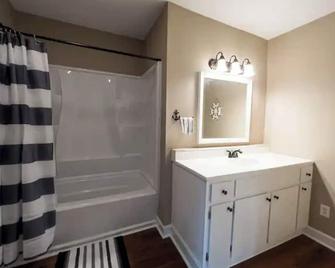 Lake Lodge - 2 bed / 2 bath Cabin - Scottsboro - Bathroom
