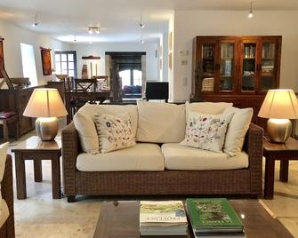 The Stables, a beautifully converted house of 202 sqm within 2 acres. - Camboulit - Sala de estar