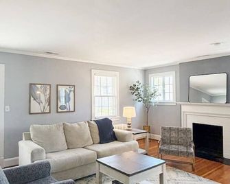 Bright & Cozy 2br | Porch + Great Location - Danville - Soggiorno