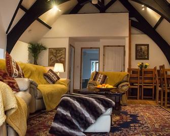 James John Hamilton House and backpacker hostel - Fishguard - Living room