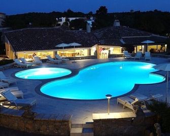 Hotel Nibaru - Arzachena - Piscine