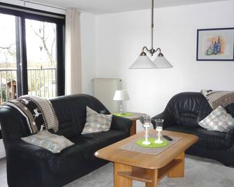 Ferienwohung Hanl - schöne FeWo mit 2 Schlafzimmern mit TV, Garten und großem Badezimmer - Wanderup - Living room
