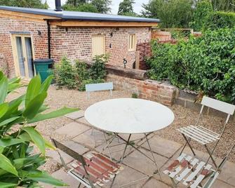 Private rural retreat with mature gardens and pond - Faversham - Patio