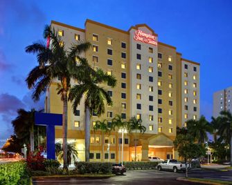 Hampton Inn & Suites Miami-Airport South-Blue Lagoon - Miami - Edificio