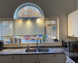 Cozy Country Bungalow - Kemptville - Kitchen