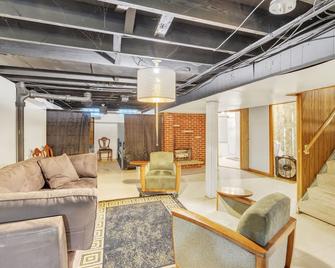 Cozy 3BR Westland Retreat home - Westland - Living room