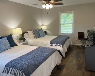Cute unit of a duplex near downtown Lawrenceville. Clean! - Lawrenceville - Bedroom