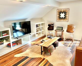Rustic luxury, 5min from I10, 10min from The Sound and Ocean Springs Beaches - 萬克裏維