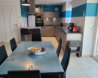 Charming Cottage w/ Private Spa, Veranda, Garden, 7 km to Mirecourt, Sleeps 7 - Épinal - Kitchen