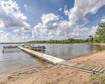 Clearwater Lake Getaway with Shared Pool and Boat Dock - Annandale - Beach