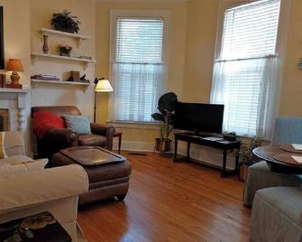 Winslow Cottage . - Little Rock - Living room