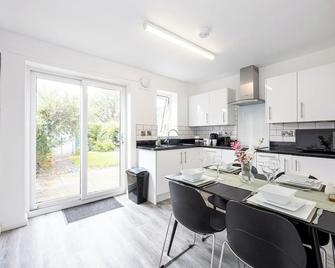 Luxury House by Etihad and Coop Arena - Manchester - Kitchen