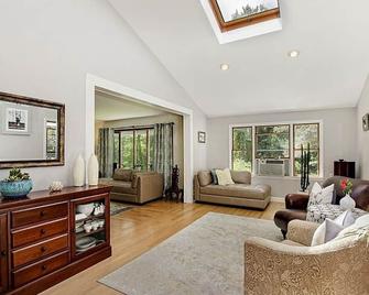 Large Private House on 5 Wooded Acres. Total Privacy! - Hackettstown - Sala de estar