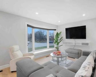 3br Bungalow - North-Central Peterborough - Sleeps 8 - Modern Renovated Home - Peterborough - Obývací pokoj