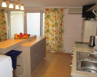 Guest House Villa Daniel - Omiš - Küche