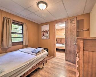Rustic Clint Eastwood Ranch Apt by Raystown Lake - Huntingdon - Slaapkamer