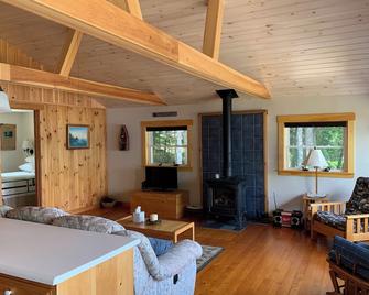 This beautiful cottage is set back 25 feet from Bog Lake in Northfield, Maine! - Machias - Sala de estar