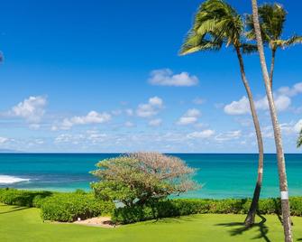 Beach front. Walk straight out to the beach or lounge on the patio and enjoy the amazing view. - Paia - Vista del exterior