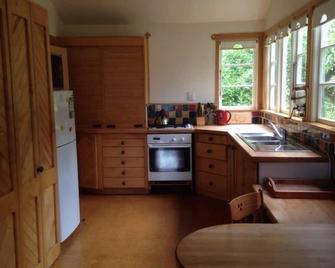 Craftsman built house provides stunning retreat - Dunedin - Kitchen