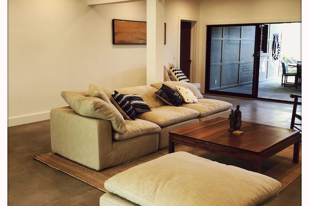 Mid-Century Honolulu Oasis minutes from Diamond Head & Waikiki Beach - Honolulu - Living room