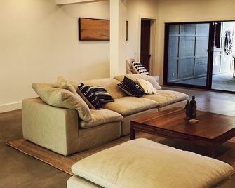 Mid-Century Honolulu Oasis minutes from Diamond Head & Waikiki Beach - Honolulu - Sala de estar