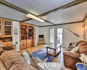 Cozy Maine Lakefront Cabin Rental - Madawaska - Soggiorno