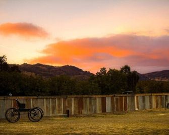 Rustic Villa Stay w/Stunning View & Farm Animals - Witter Springs