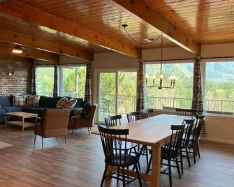 Remodeled Cabin with Amazing Views, 2 King Beds, 2 Game Rooms, & EV Charger - Three Rivers - Dining room