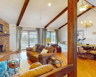 Channel-Front Port Isabel Family Home. Gulf/Bay Fishing and Close to SPI Beach! - Port Isabel - Wohnzimmer
