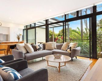 Kiah Beach House - Byron Bay - Living room