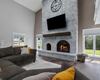 Nfl Draft Sleeps 30 Large Family Or Group Parties - Appleton - Living room