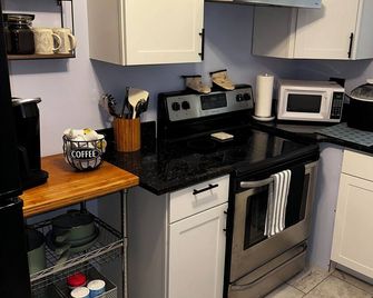 Cozy 1-bedroom building 'out back' in downtown Asheboro, NC. Great location. - Asheboro - Kitchen