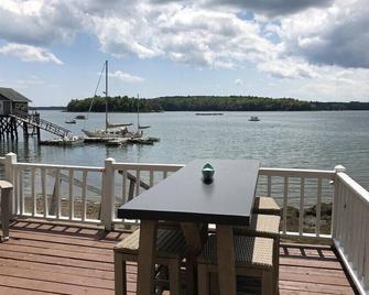 With stunning, panoramic river views, this is more than mere waterfront. - Walpole - Balcón