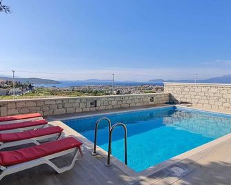 De-Lale Villa - Cesme - Piscina