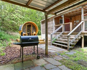 Cozy creekside cabin w barrel sauna, covered wraparound deck - pet friendly! - Hillsville - Patio