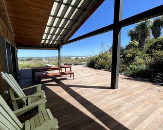 Spacious and Modern Beachfront Glamping Rental in Punakaiki, New Zealand - Punakaiki - Balkon