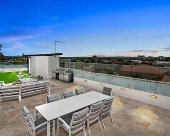 4Level Luxury with Rooftop Oasis with City Skyline views - Lidcombe - Ban công